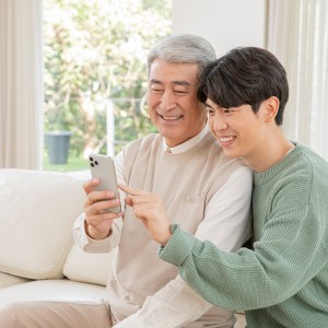 어르신 스마트폰 교육 봉사로 디지털 역량 지원 이미지