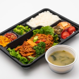 무료급식 도시락을 준비하고 전달하는 봉사활동 이미지