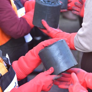 연말을 맞아 어려운 이웃에게 연탄과 물품을 전달 이미지