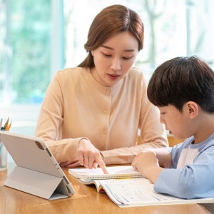학생들에게 학습과 진로 멘토링을 제공하는 재능기부 활동 이미지