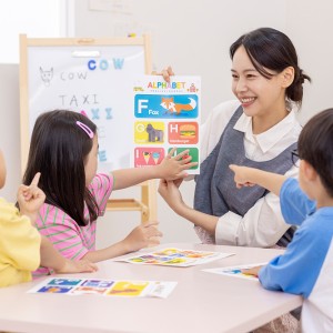 아동센터에서 아이들과 함께 놀이와 학습지도를 진행 이미지