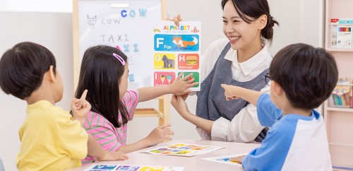 아동센터에서 아이들과 함께 놀이와 학습지도를 진행 이미지