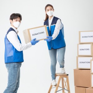 기부물품 분류와 포장을 통해 필요한 곳에 전달하는 봉사 이미지