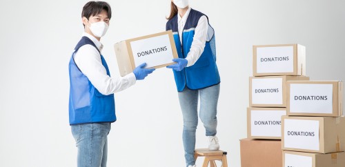 기부물품 분류와 포장을 통해 필요한 곳에 전달하는 봉사 이미지