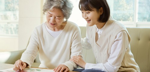 지역 어르신들과 따뜻한 마음을 나누는 말벗 봉사활동 이미지