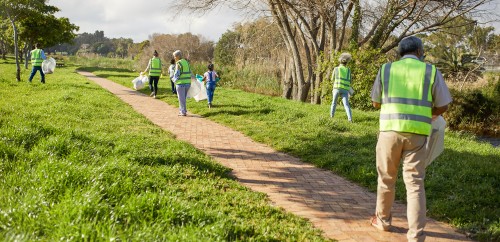 쾌적한 거리를 만들기 위한 환경정화 활동 참여 이미지