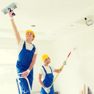 저소득 가정의 주거환경을 개선하는 봉사활동 참여 이미지